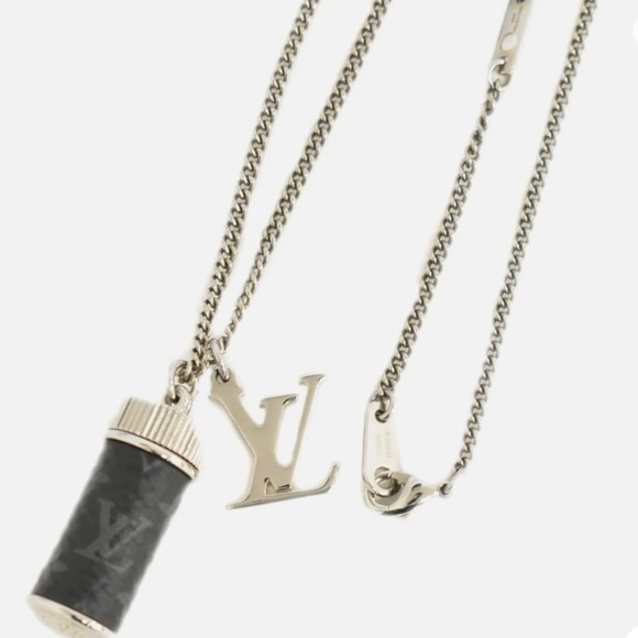 - Louis Vuitton Necklace with Charm can be opened!! So unique 🫶🏼 - Picture 2 of 10